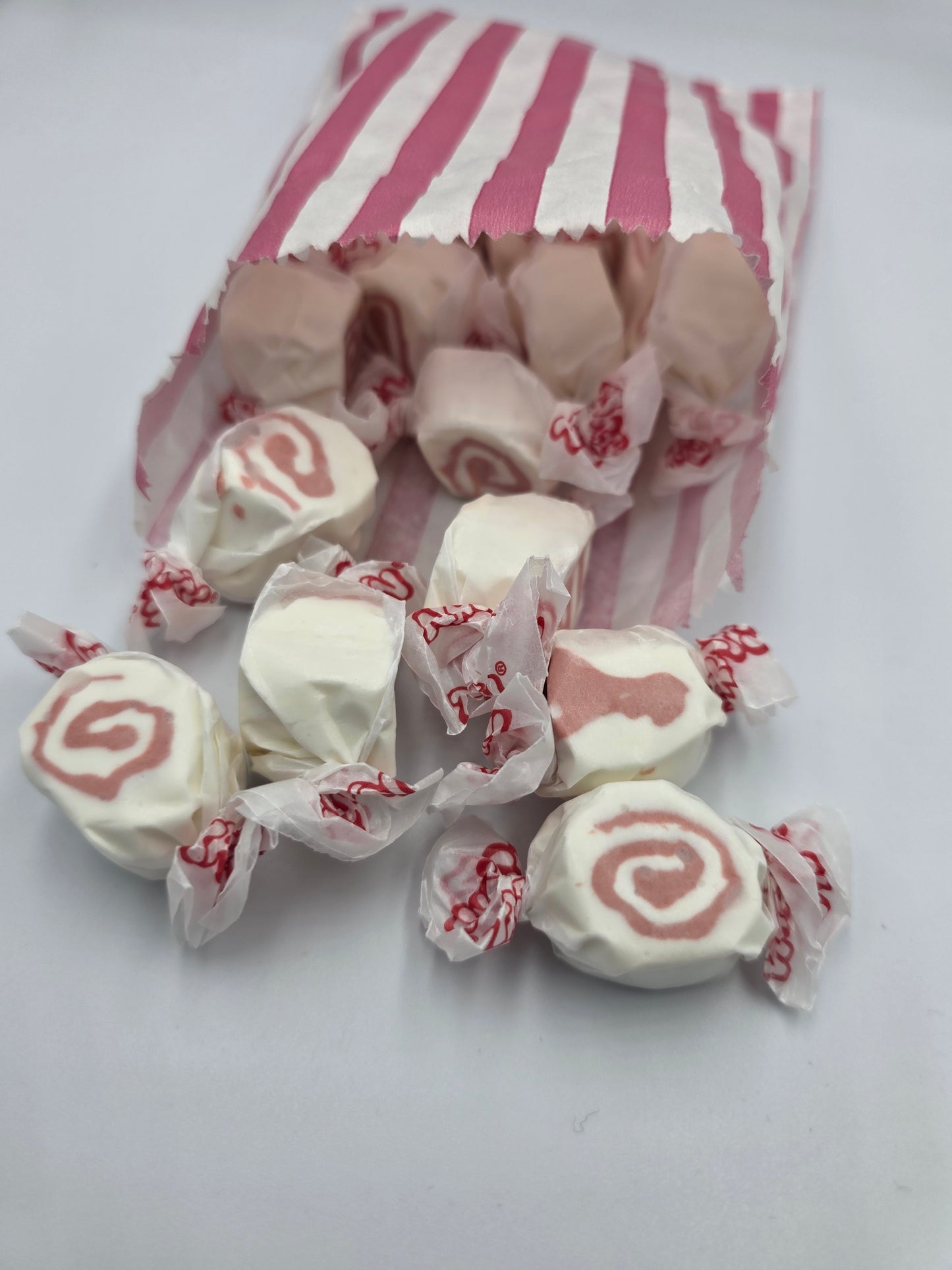 Salt Water Taffy Red Velvet Cake (100G) USA